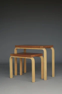 Tables gigognes modèle 88 par Alvar Aalto pour Artek, années 1960. Lot de 2.