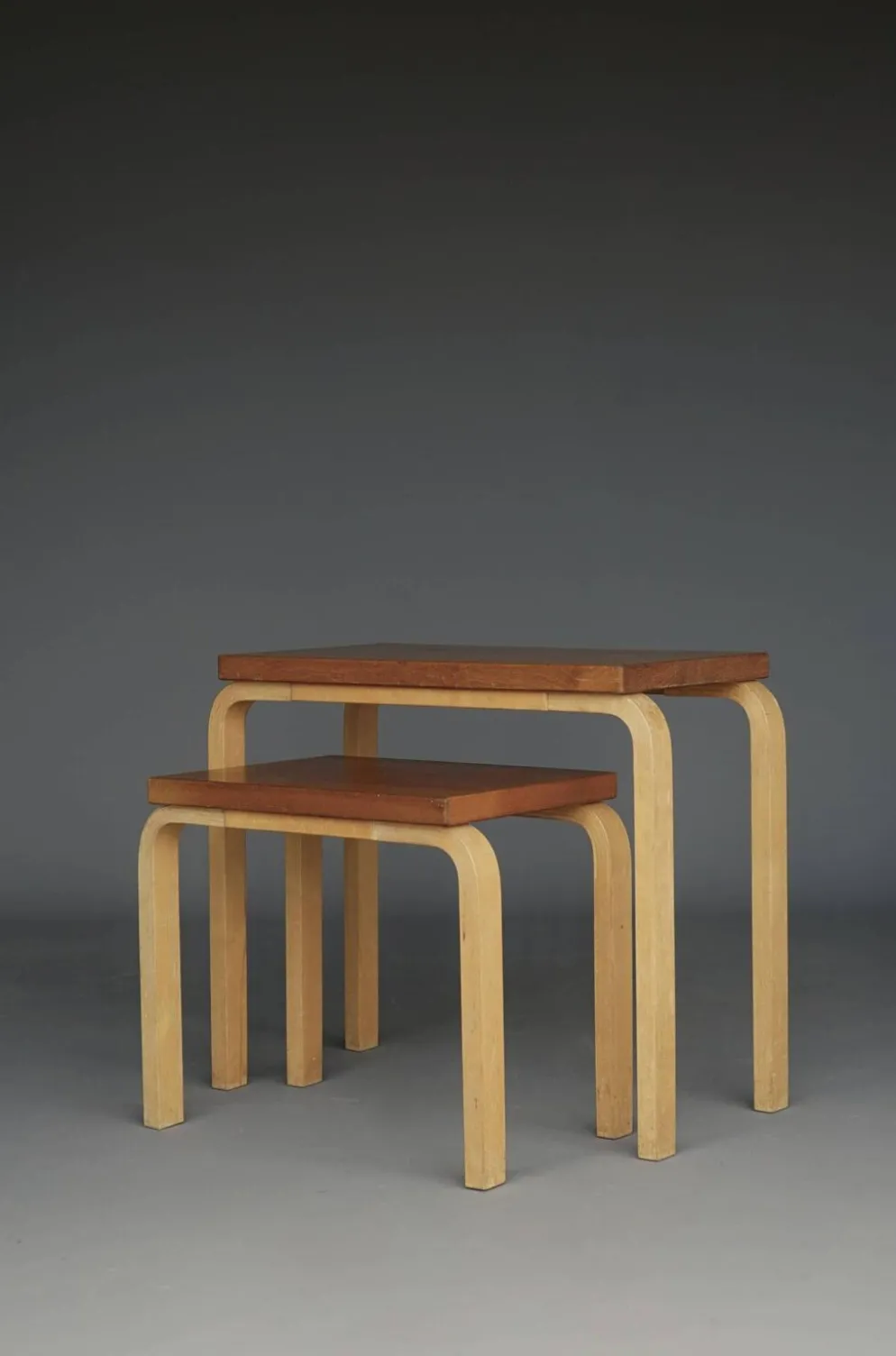Tables gigognes modèle 88 par Alvar Aalto pour Artek, années 1960. Lot de 2.