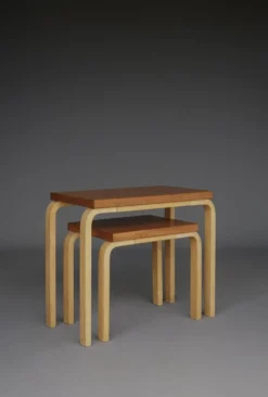 Tables gigognes modèle 88 par Alvar Aalto pour Artek, années 1960. Lot de 2.