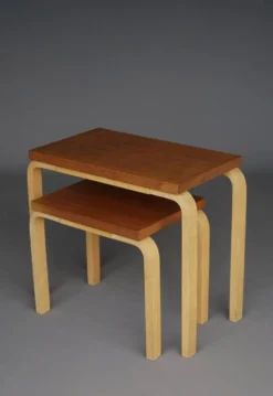 Tables gigognes modèle 88 par Alvar Aalto pour Artek, années 1960. Lot de 2.