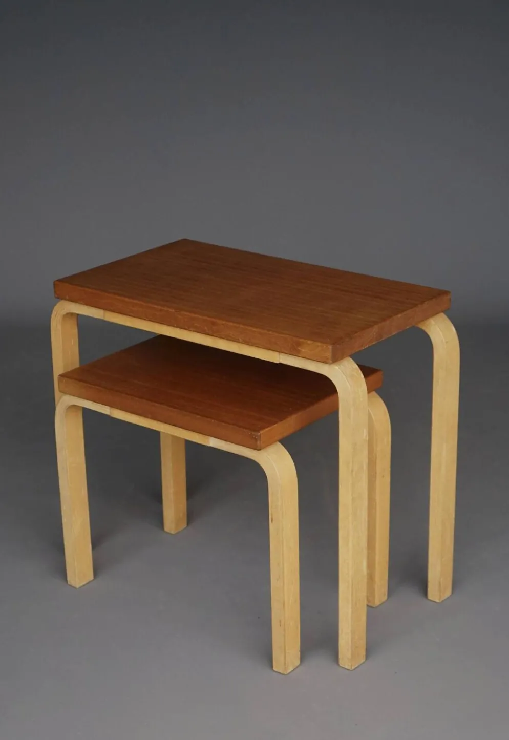 Tables gigognes modèle 88 par Alvar Aalto pour Artek, années 1960. Lot de 2.