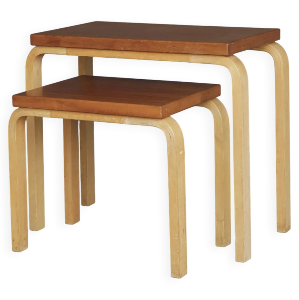 Tables gigognes modèle 88 par Alvar Aalto pour Artek, années 1960. Lot de 2.