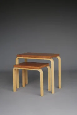Tables gigognes modèle 88 par Alvar Aalto pour Artek, années 1960. Lot de 2.