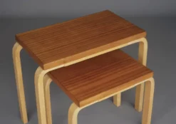 Tables gigognes modèle 88 par Alvar Aalto pour Artek, années 1960. Lot de 2.
