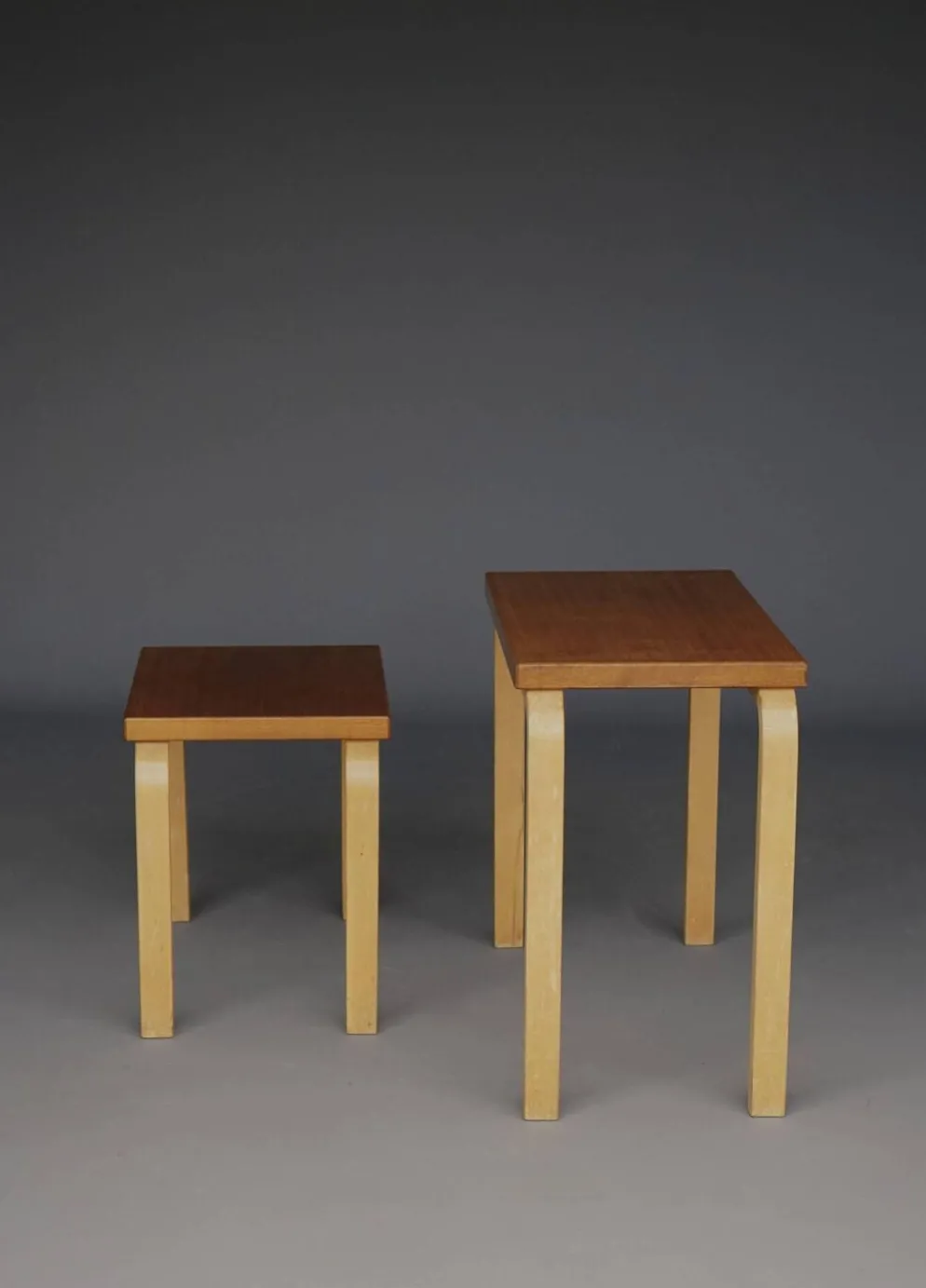 Tables gigognes modèle 88 par Alvar Aalto pour Artek, années 1960. Lot de 2.