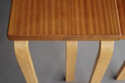 Tables gigognes modèle 88 par Alvar Aalto pour Artek, années 1960. Lot de 2.