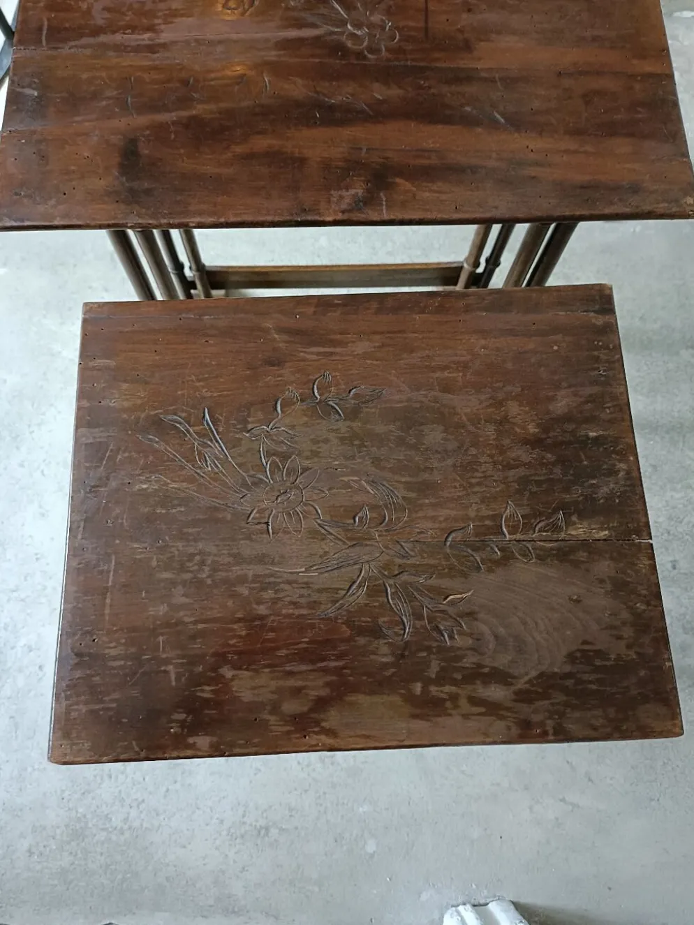 Tables gigognes pyrogravées