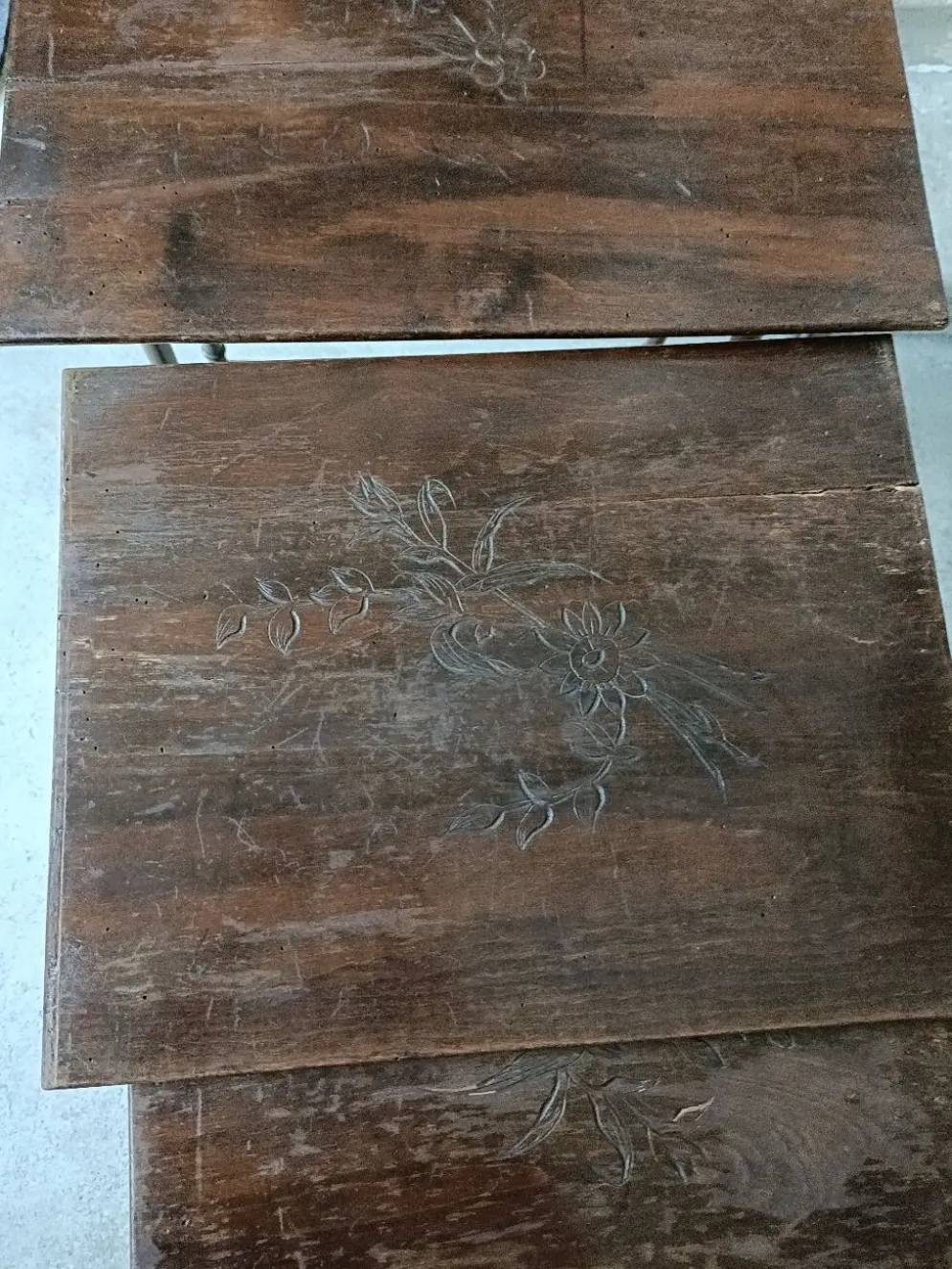 Tables gigognes pyrogravées