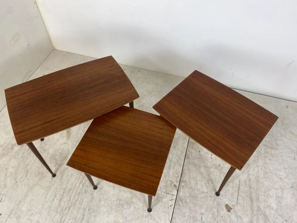 Tables gigognes scandinaves en teck du milieu du siècle, ensemble de 3
