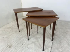 Tables gigognes scandinaves en teck du milieu du siècle, ensemble de 3