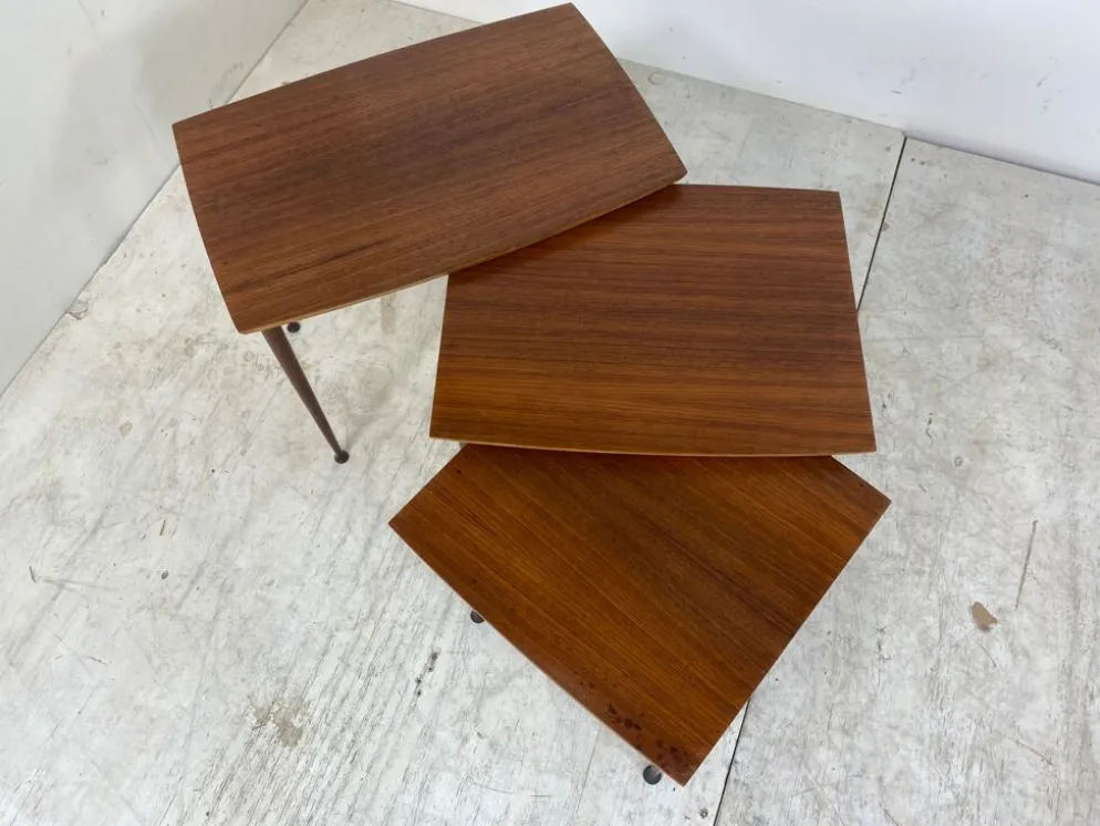 Tables gigognes scandinaves en teck du milieu du siècle, ensemble de 3