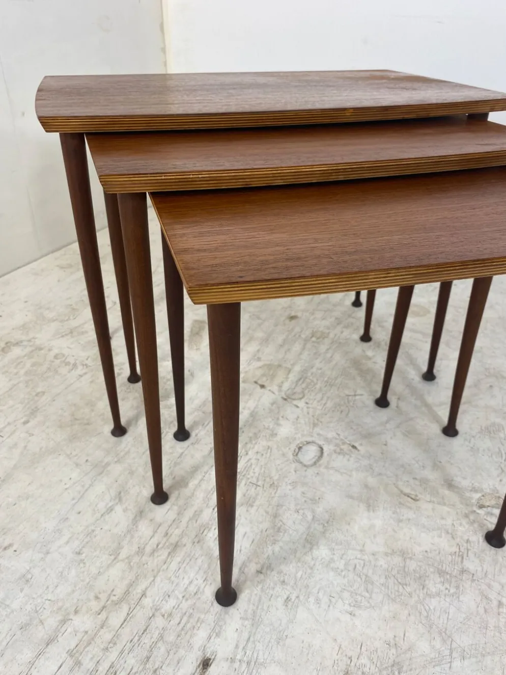 Tables gigognes scandinaves en teck du milieu du siècle, ensemble de 3