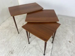 Tables gigognes scandinaves en teck du milieu du siècle, ensemble de 3