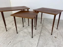 Tables gigognes scandinaves en teck du milieu du siècle, ensemble de 3