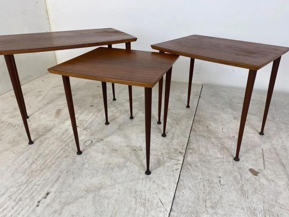 Tables gigognes scandinaves en teck du milieu du siècle, ensemble de 3