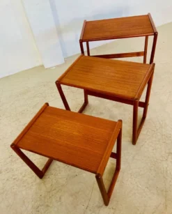 Tables gigognes vintage danoises des années 1960 de Kai Kristiansen.