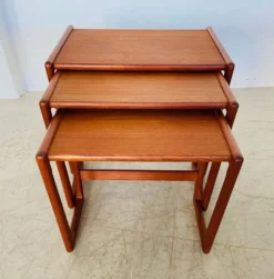 Tables gigognes vintage danoises des années 1960 de Kai Kristiansen.