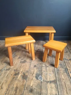 3 tables gigognes vintage en orme, design brutaliste
