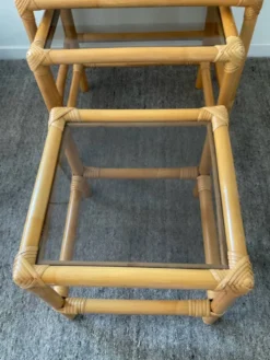 3 tables gigognes vintage en rotin et verre fumé années 70