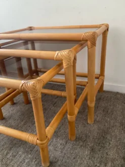 3 tables gigognes vintage en rotin et verre fumé années 70