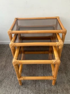 3 tables gigognes vintage en rotin et verre fumé années 70