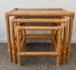 3 tables gigognes vintage en rotin et verre fumé années 70