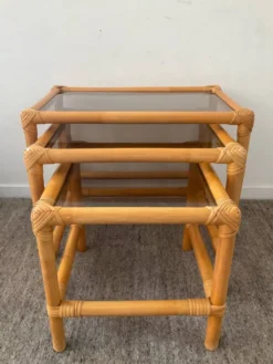 3 tables gigognes vintage en rotin et verre fumé années 70