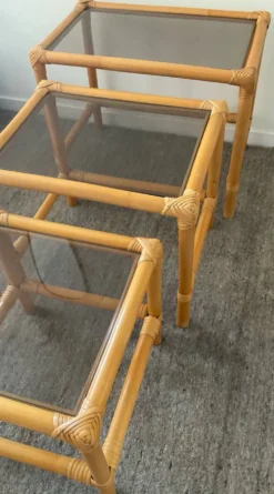 3 tables gigognes vintage en rotin et verre fumé années 70