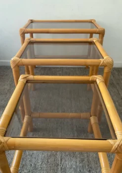 3 tables gigognes vintage en rotin et verre fumé années 70