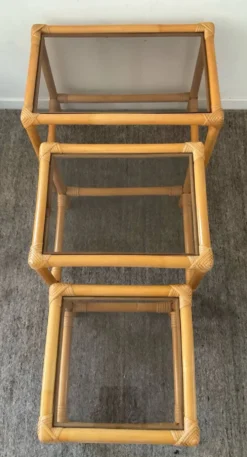 3 tables gigognes vintage en rotin et verre fumé années 70