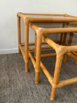 3 tables gigognes vintage en rotin et verre fumé années 70