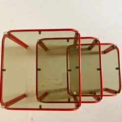 Tables gigognes vintage italiennes des années 1970 avec cadre en fer rouge et verre fumé.