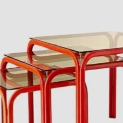 Tables gigognes vintage italiennes des années 1970 avec cadre en fer rouge et verre fumé.