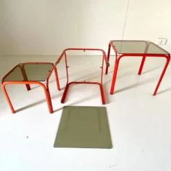 Tables gigognes vintage italiennes des années 1970 avec cadre en fer rouge et verre fumé.