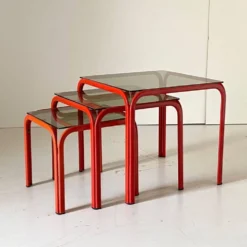 Tables gigognes vintage italiennes des années 1970 avec cadre en fer rouge et verre fumé.