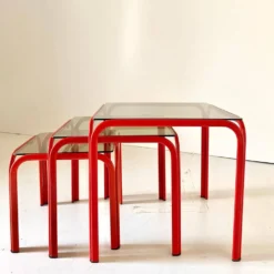 Tables gigognes vintage italiennes des années 1970 avec cadre en fer rouge et verre fumé.