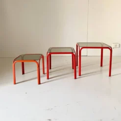 Tables gigognes vintage italiennes des années 1970 avec cadre en fer rouge et verre fumé.
