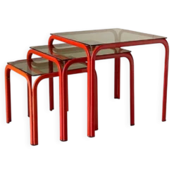 Tables gigognes vintage italiennes des années 1970 avec cadre en fer rouge et verre fumé.