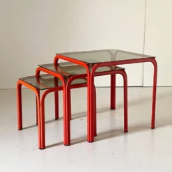 Tables gigognes vintage italiennes des années 1970 avec cadre en fer rouge et verre fumé.