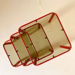 Tables gigognes vintage italiennes des années 1970 avec cadre en fer rouge et verre fumé.