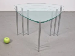 Tables triangulaires en verre et métal, années 1970, ensemble de 3