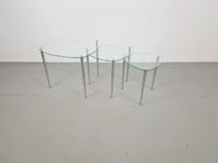Tables triangulaires en verre et métal, années 1970, ensemble de 3