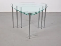 Tables triangulaires en verre et métal, années 1970, ensemble de 3