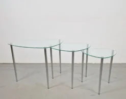 Tables triangulaires en verre et métal, années 1970, ensemble de 3