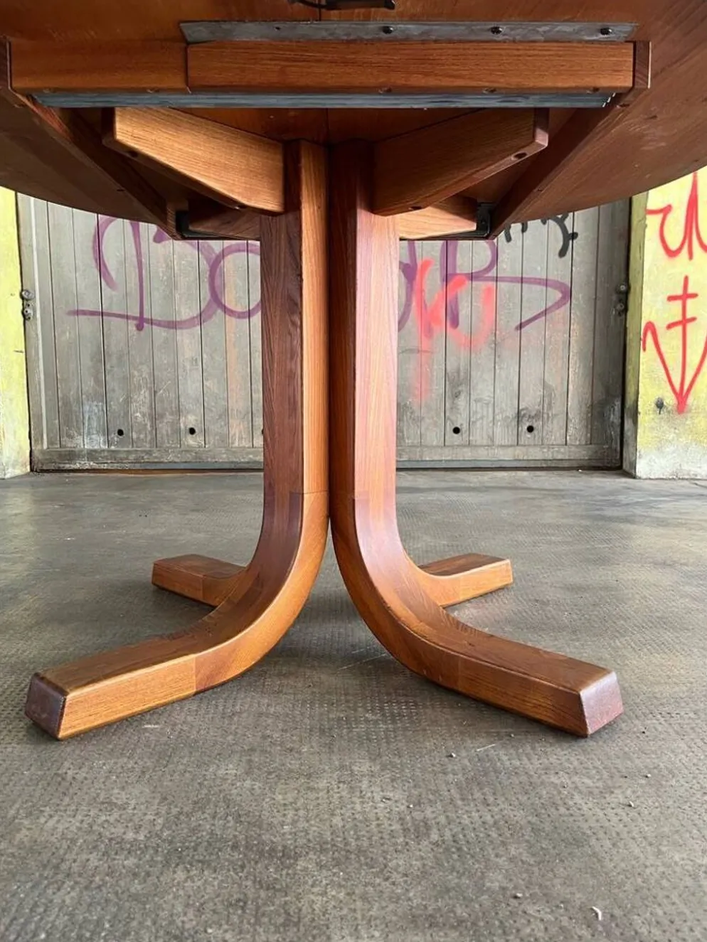 Table T40 en orme massif de Pierre Chapo vers 1970