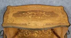 Table à thé a deux plateaux en marqueterie