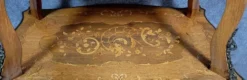 Table à thé a deux plateaux en marqueterie