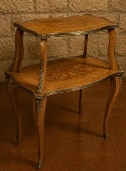 Table à thé a deux plateaux en marqueterie