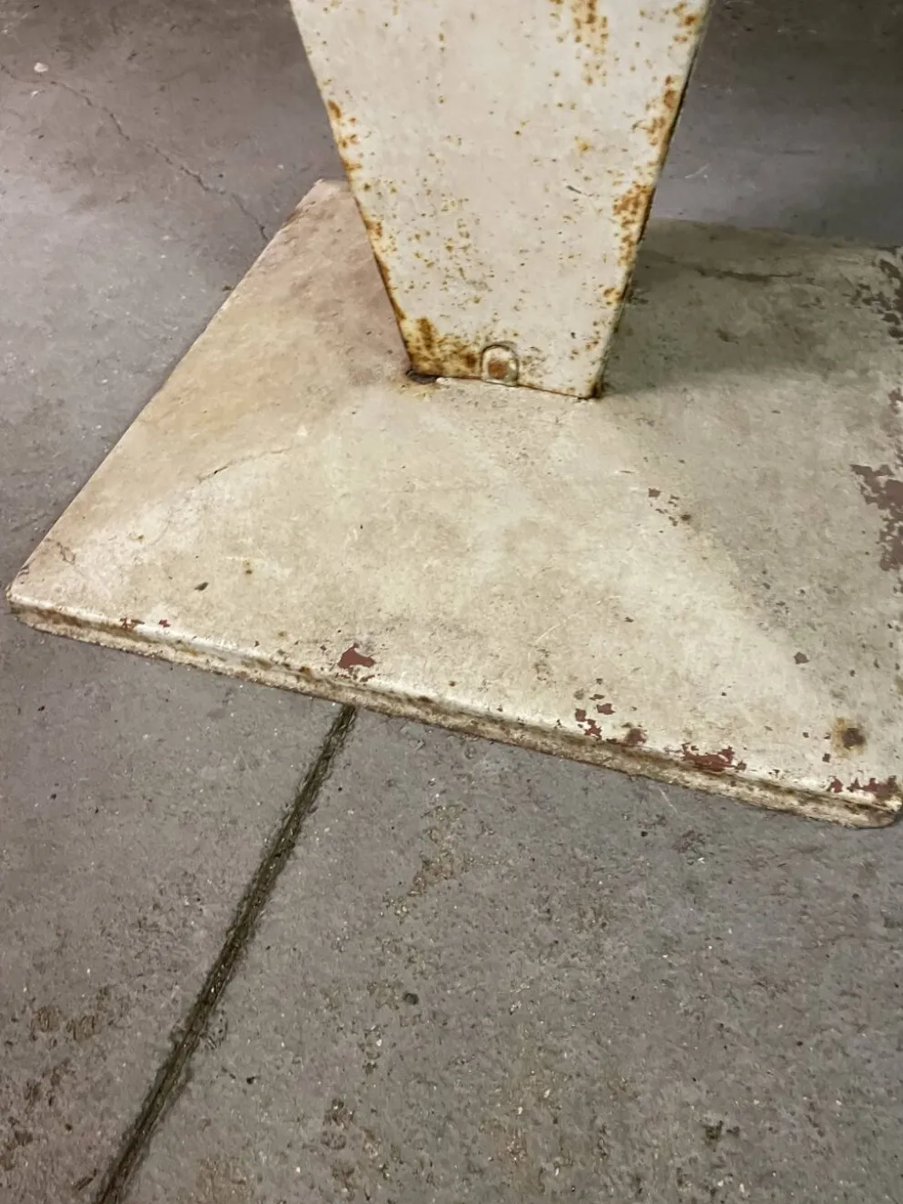 Table Tolix KUB diametre 99cm par Xavier Pauchard
