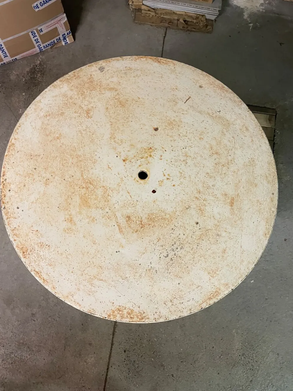 Table Tolix KUB diametre 99cm par Xavier Pauchard